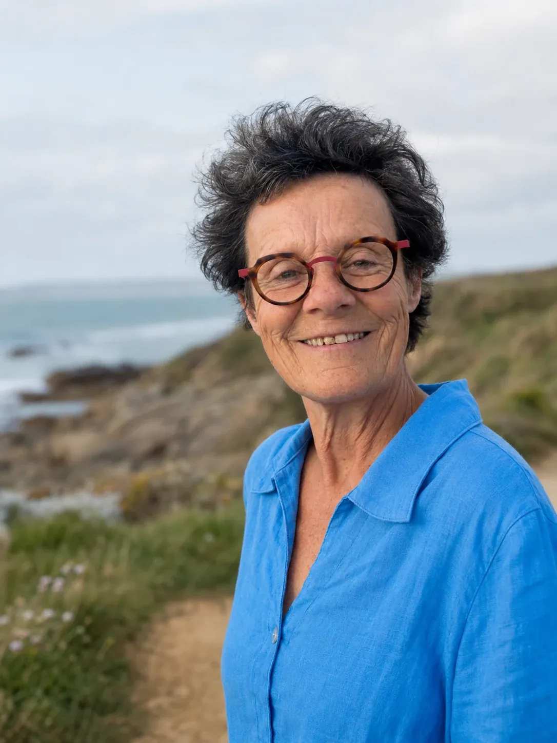 Sylvie Gonidec au bord de l’océan en Bretagne