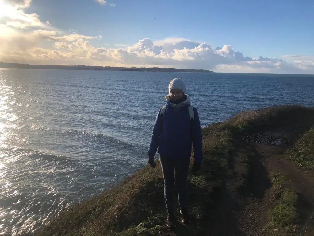Sylvie Gonidec marche au bord de l'océan en Bretagne