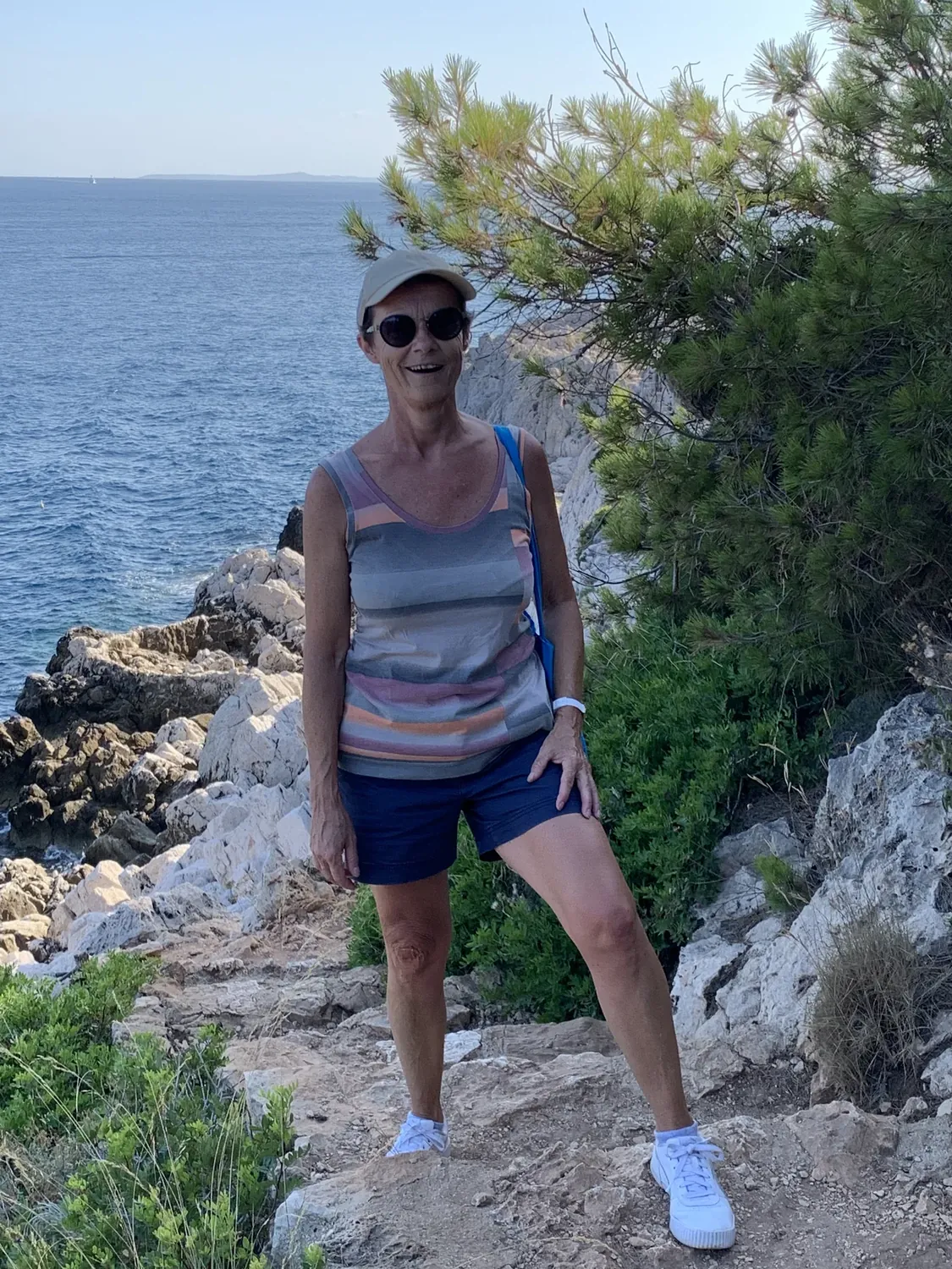 Sylvie Gonidec debout devant l'océan